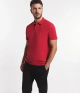 Remera polo de corte comfort, confeccionada en algodón peruano de alta calidad. Presenta cuello clásico con tapeta de botones y mangas cortas. Diseño liso y texturizado, ideal para un look casual y fresco.