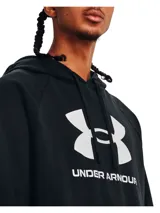 Buzo negro Under Armour de frisa con capucha y logo blanco estampado en el pecho. Cuenta con bolsillo tipo canguro y puños y cintura acanalados.