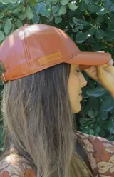 Gorra ajustable con visera color marrón de efecto cuero.