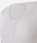 Blusa de pijama Lov de manga larga, confeccionada en tejido rib acanalado color gris claro. Presenta cuello redondo con tapeta de tres botones y un ajuste regular anatómico.