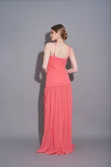 Vestido largo de gasa plisada color coral, con cuello halter cruzado y corte imperio.