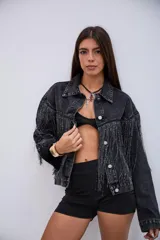 Campera de jean color negro con efecto lavado, de corte oversize, con flecos brillantes integrados en el diseño frontal y en las mangas.