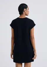 Vestido corto negro de manga corta, con corte recto, escote redondo y un bolsillo aplicado en el pecho.