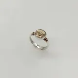 Anillo con base de plata 925 y aplique de oro 9k con forma de concha.