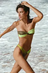 Top bikini bandeau combinado en tonos marrón y verde menta, con diseño strapless, nudo frontal y cierre posterior con lazada.