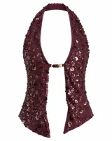 Top halter bordado con lentejuelas y flores en relieve, con escote profundo abierto al frente unido por un broche metálico y terminación en dos puntas.