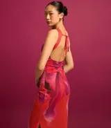 Vestido midi sin mangas confeccionado en tul con estampado abstracto y lazo en la espalda.