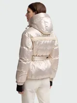Campera de esquí Moncler modelo Mondium, de corte acolchado con acabado metalizado brillante. Presenta detalles de piel sintética en el pecho y bolsillos, capucha ajustable, cierre frontal con botones a presión y cinturón integrado con hebilla metálica con logo.