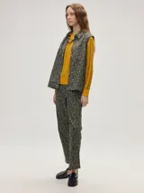 Pantalón de jean de corte recto y tiro medio con estampado floreado multicolor sobre base azul, confeccionado en algodón elastizado.