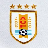 Camiseta de fútbol Nike de la selección uruguaya, modelo Alternativa 2025/2026. Diseño blanco con detalles celestes en cuello y mangas, logo de Nike en negro y escudo de Uruguay bordado.