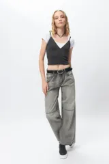 Top negro con estampado de cuadros blancos, escote en V y mangas largas.