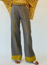 Pantalón de lino color fucsia, de corte palazzo y tiro alto.