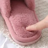 Pantuflas de estar por casa con diseño de bandas cruzadas, confeccionadas en material sintético de pelo largo y suave. Poseen suela de goma con plantilla acolchada.