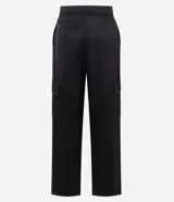 Pantalón cargo de tricolina color negro, de corte recto y holgado, con bolsillos laterales utilitarios.