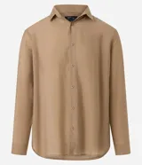 Camisa slim masculina, confeccionada en tejido liocel color beige, con cuello inglés, mangas largas, abotonado frontal y textura.
