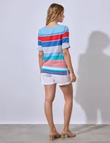 Remera de algodón con rayas horizontales en azul, celeste, rojo y blanco.