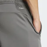 Short deportivo Adidas de corte clásico, confeccionado en tejido de punto doble con tecnología AEROREADY para absorción de sudor. Presenta cintura elástica con cordón de ajuste, bolsillos laterales con cierre y aberturas en el dobladillo para mayor libertad de movimiento.