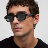 Lentes de sol con montura de acetato negro de forma rectangular y cristales polarizados en tono azul claro.