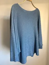 Sweater italiano tejido en hilo con lurex color dorado, de calce oversized y talle único.