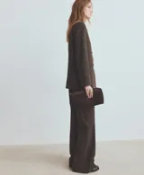 Pantalón de vestir marrón con sutil estampado a cuadros, de corte recto y tiro medio.