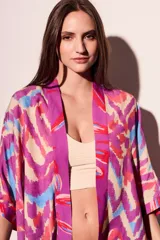 Kimono oversize de viscosa con estampado abstracto en tonos fucsia, beige, celeste y naranja.