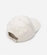Gorra de béisbol color crudo, de algodón, con visera curva y cierre ajustable en la parte trasera.