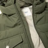 Campera puffer verde oliva con capucha, cierre frontal con cremallera, dos bolsillos de parche con solapa abotonada en el pecho y dos bolsillos laterales con cierre.