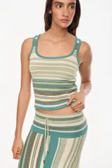 Musculosa de tejido de punto ligero, con diseño a rayas horizontales en tonos verde, crudo y celeste, escote redondo y tirantes anchos.