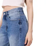 Pantalón de jean azul con corte wide leg, tiro medio y costuras laterales decorativas. Presenta un diseño de pierna ancha con ruedo desflecado.