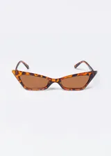 Lentes de sol estilo cat eye con montura de carey y lentes marrones. Protección UV 400.