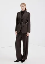 Pantalón de corte recto y tiro medio con diseño de raya diplomática, detalle de pinzas y bolsillos laterales.