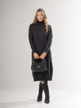 Bota texana negra de gamuza con bordados decorativos y taco de madera.