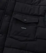Campera puffer negra con cuello alto, cierre frontal con botones a presión, bolsillos laterales y un bolsillo cargo en el pecho. Presenta un diseño acolchado y forro interior suave.