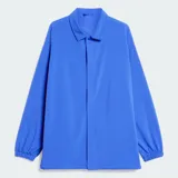 Chaqueta de entrenador de básquet adidas Basketball de corte clásico, color azul, con cierre frontal, cuello tipo camisa, bolsillos laterales con cierre y puños elásticos.
