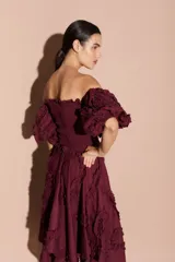 Top corto color bordó con escote cuadrado, cuerpo fruncido y mangas abullonadas con volados.