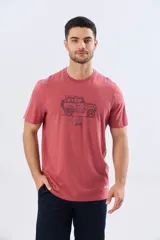 Remera Legacy de manga corta y cuello redondo, color azul melange, con estampa frontal y detalles bordados de un vehículo todoterreno acompañados por el texto "The Adventure Club".