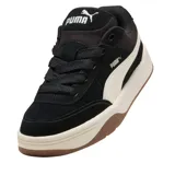 Championes Puma de estilo skate, color negro con la franja lateral característica en blanco. Presentan una suela de plataforma blanca con base de goma color caramelo.