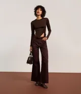 Pantalón wide leg color crudo confeccionado en sarga con pespuntes contrastantes, cintura alta con trabillas, cierre por botón y cremallera, bolsillos delanteros y traseros.