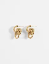 Caravanas de acero quirúrgico en color dorado, con diseño de eslabones entrelazados tipo argolla colgante.