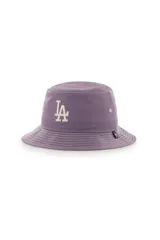 Gorro tipo bucket color lila con el logo de Los Angeles Dodgers bordado en blanco en el frente. Presenta costuras decorativas en el ala y una pequeña etiqueta lateral de la marca '47.