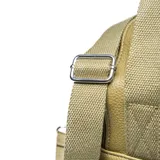 Mochila matera de diseño vertical en cuero sintético color verde oliva. Cuenta con doble asa superior de cinta reforzada, correa ajustable y extraíble para llevar al hombro, y placa metálica con logo XL en el frente.