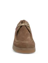 Zapato tipo wallabee de Hush Puppies, confeccionado en cuero gamuzado color marrón. Presenta costuras a la vista en tono claro, cordones al tono y suela de goma texturizada. Incluye etiqueta lateral con la marca y bandera británica.