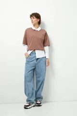 Jean celeste de tiro bajo, corte baggy y estilo urbano.