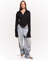 Body negro de manga larga con cuello camisero y corte inferior tipo tanga.