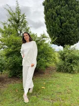 Pantalón de corte piyamero, con cintura ancha elastizada, bolsillos aplicados en la parte trasera y detalles en hilo al tono.