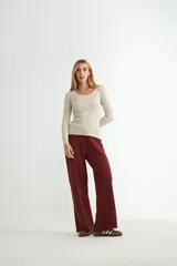 Sweater de punto fino en color negro, con cuello redondo y mangas largas, de corte ajustado al cuerpo.