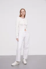 Pantalon jean de corte recto y calce medio, con costuras a la vista y cierre frontal con botón y cremallera.