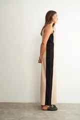 Mono largo bicolor con diseño de bloques en colores beige y negro, con escote en V y tirantes finos.