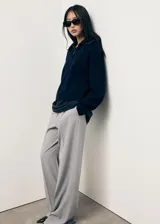 Pantalón de sastreria gris con diseño de raya diplomática, de tiro bajo, corte recto y amplio con pinzas delanteras y trabillas para cinturón.