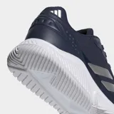 Championes de pádel Adidas Courtquick, color azul marino con las icónicas tres tiras en plateado y suela blanca. Presentan un diseño liviano con estructura estabilizadora, mediasuela Bounce flexible y acolchado Cloudfoam para mayor soporte y comodidad en movimientos rápidos.
